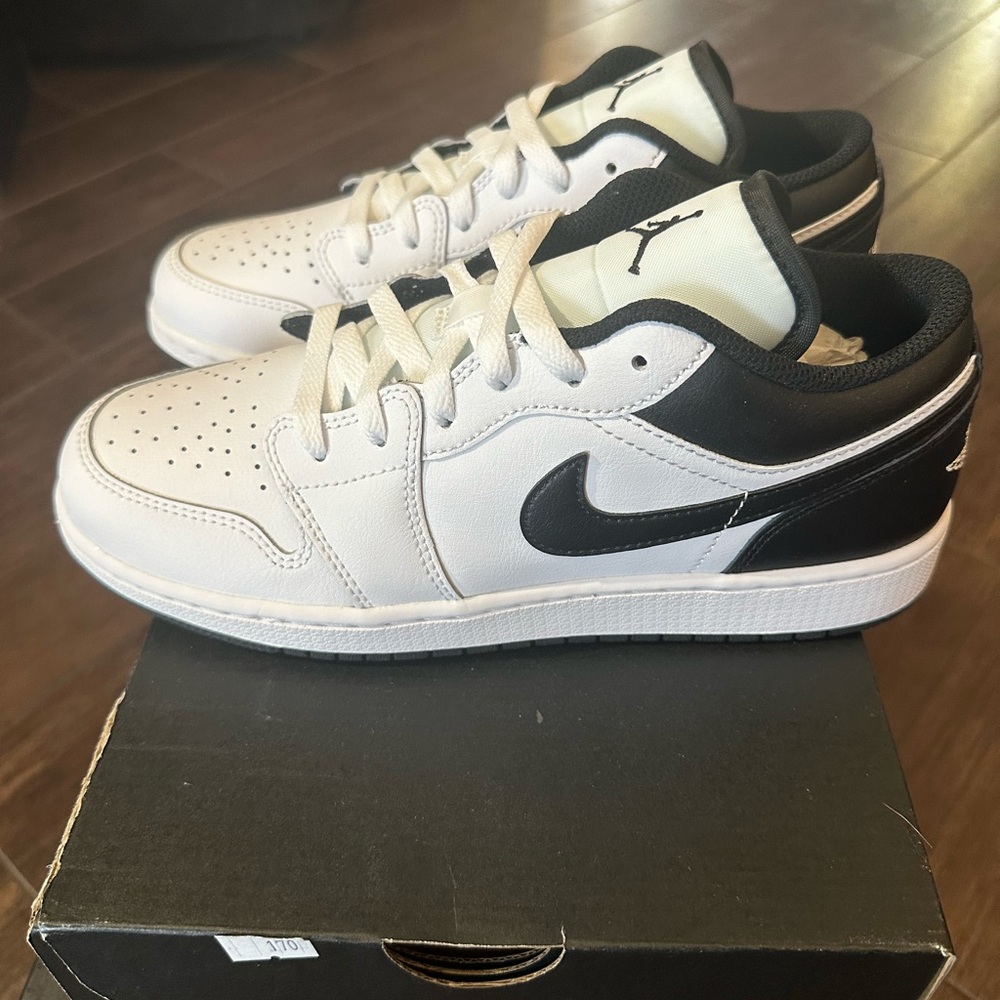 Air Jordan 1 Low size 7y , brand new!!
